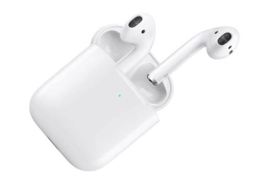 AirPods AIRPODS with Wireless Chaeging Caseのイヤホンをケース内から出そうとしている